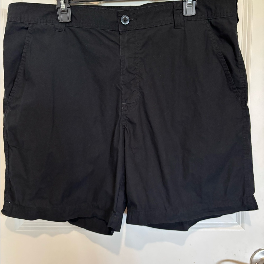 Columbia Men's Black Flat-Front Shorts 38 EUC Lightweight Casual Preppy Sporty